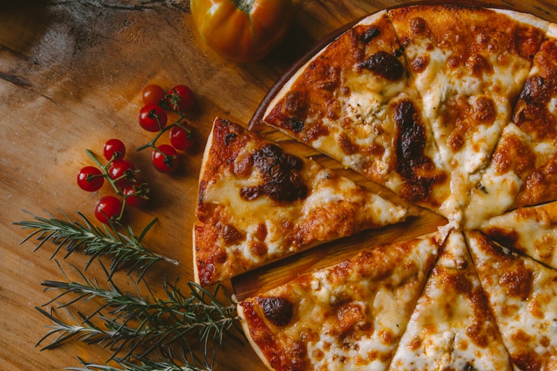 Pizza napolitaine entière sortie du four — vue plongeante