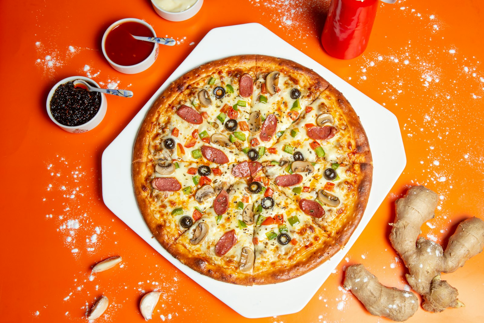 Pizza napolitaine cuite au feu de bois — flammes et croûte dorée