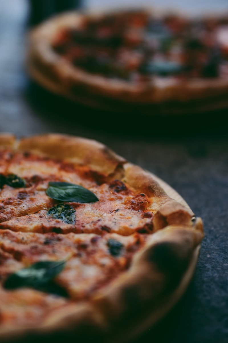 Four à pizza au feu de bois la nuit avec flammes